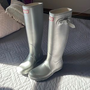 Metallic silver Hunter wellies